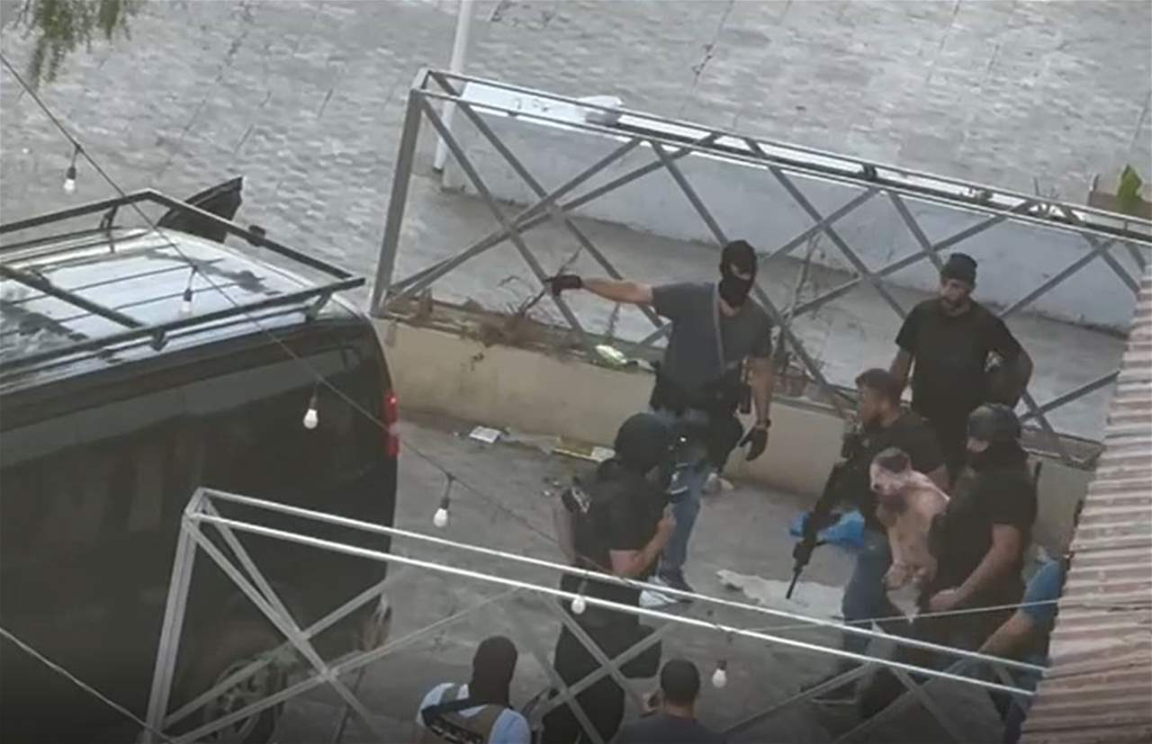 مطوّق بالسلاح والعناصر.. فيديو للحظة القبض على "ناصر رومية" 