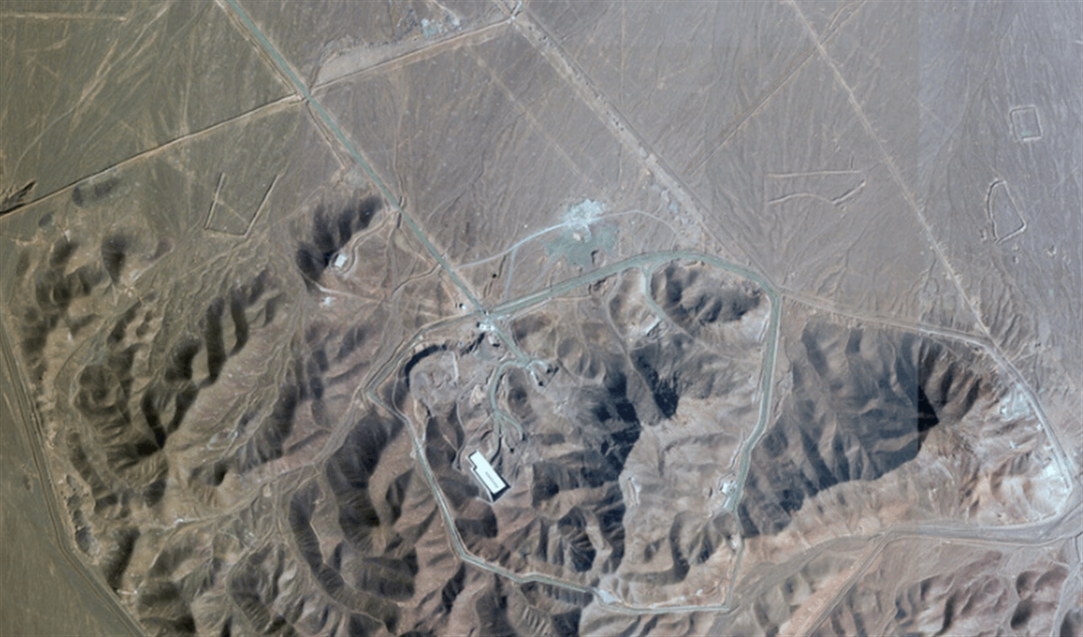 حفارة وجرافة كبيرة.. ماذا يحصل في منشأة فوردو؟ (صور) 