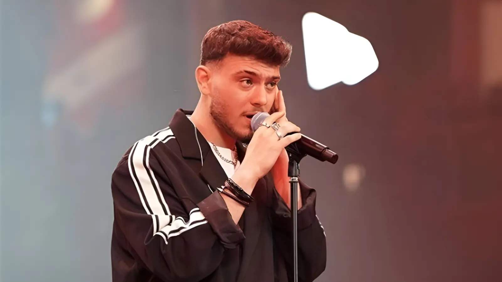 معجبة تقتحم حفل الشامي في دبي.. احتضنته وانهارت من البكاء 