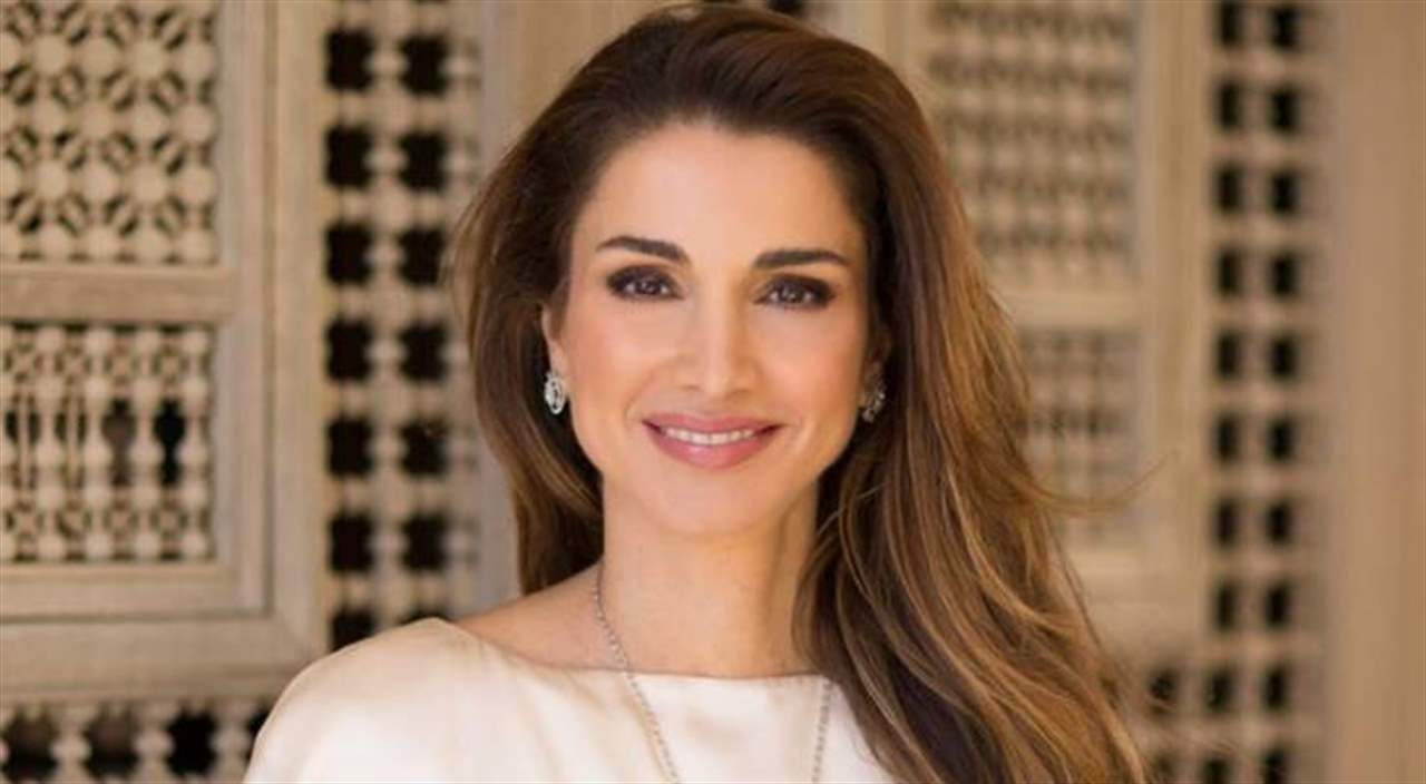 الملكة رانيا تتألق بإطلالة عصرية لدى مغادرتها البندقية