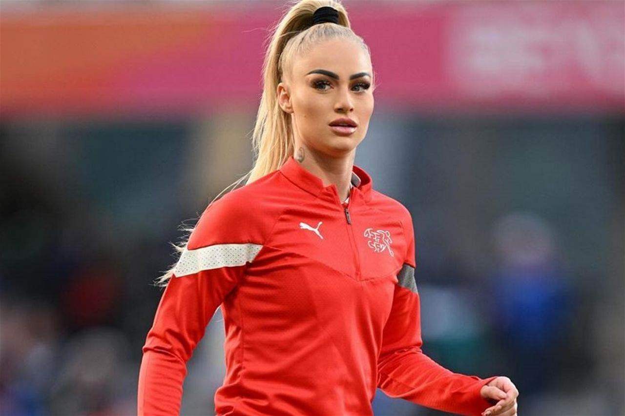 فيديو - أليشيا ليمان تستعرض جمالها على الشاطىء 