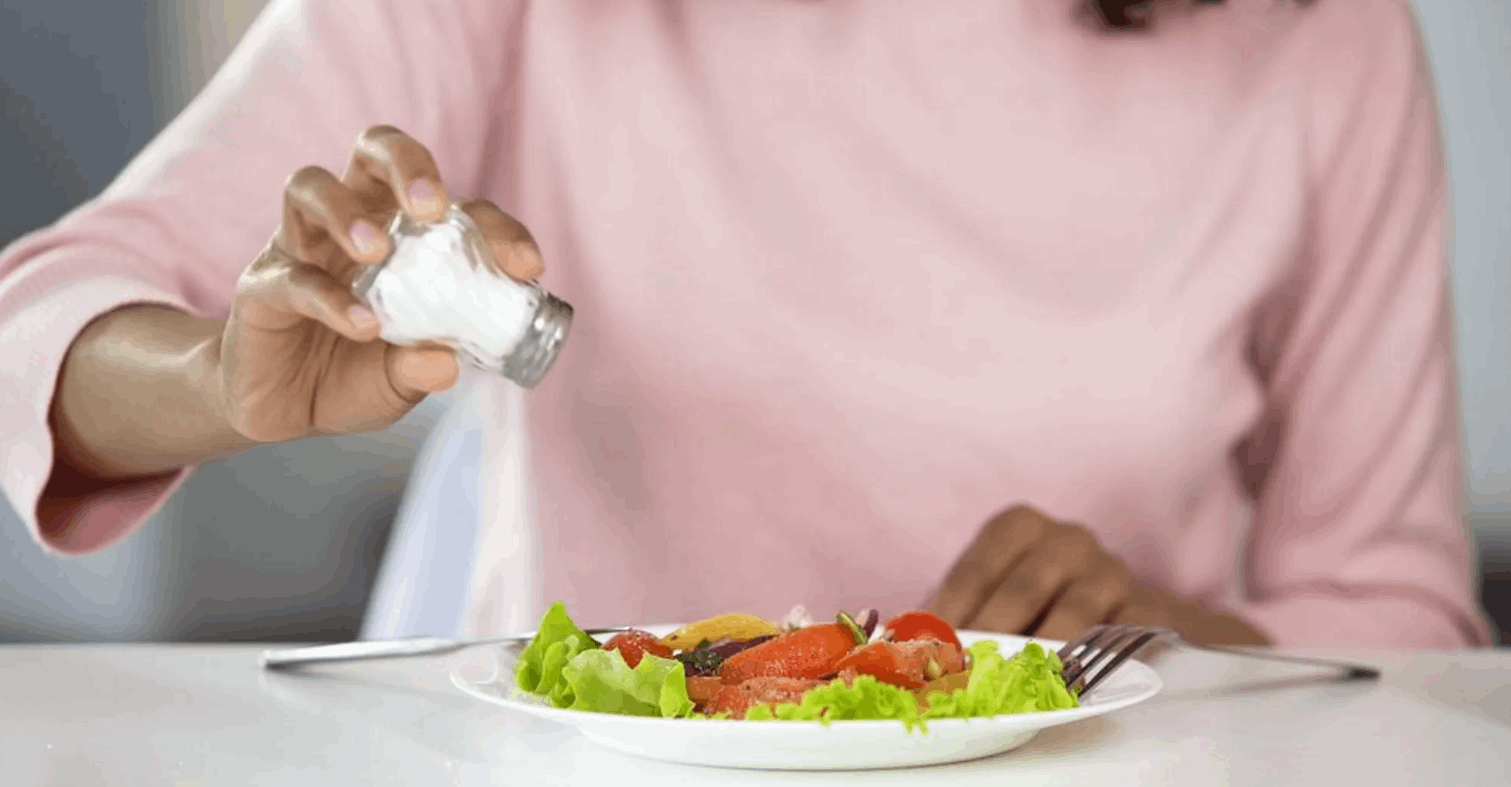 حفاظاً على صحتك ونومك.. إليك أفضل توقيت لتناول العشاء! 