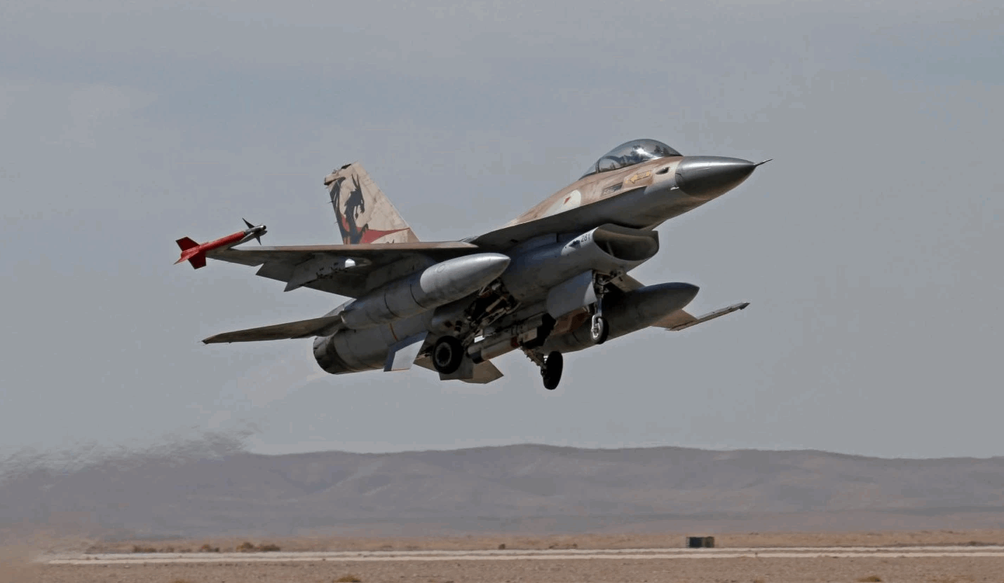 طيارو إسرائيل: لنفرغ باقي الصواريخ في غزة بدلاً من العودة بها