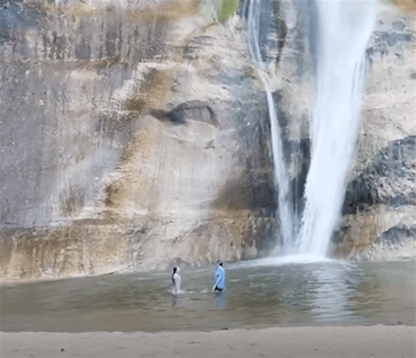 كالصواريخ.. صخور تجتاح شلالاً ونجاة فتاتين (فيديو) 