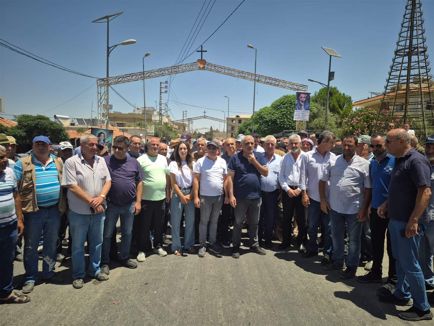  قطع طريق وقرع أجراس.. إعتصام لأهالي بلدة القاع بشأن الآبار الإرتوازية