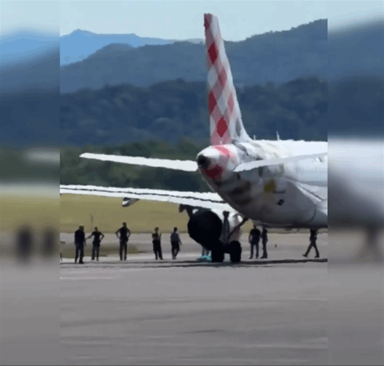 أثناء الإقلاع.. محرك طائرة يبتلع رجلاً! 