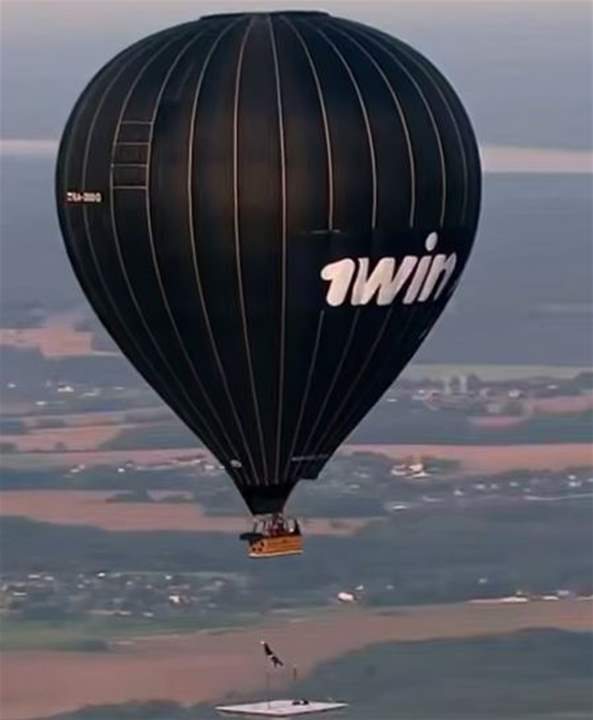 على ارتفاع 1500 متر.. لاعب جمباز يؤدي حركة خطيرة (فيديو) 