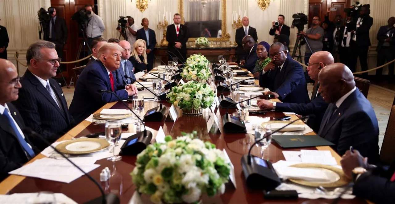 &quot;أين تعلمتها؟&quot;.. ترامب يسأل رئيس ليبيريا عن &quot;لغته الرسمية&quot; (فيديو) 