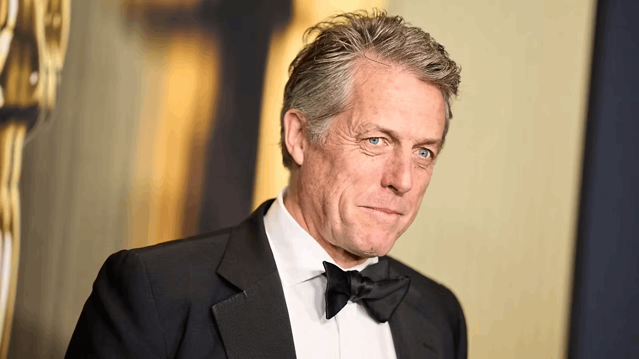 غط في النوم اثناء مباراة في ويمبلدون.. النجم الانكليزي هيو غرانت يتصدر الترند