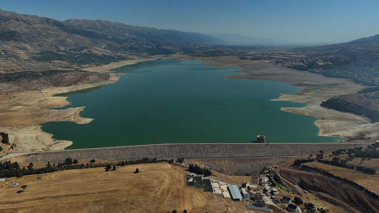 بحيرة القرعون &quot;تختنق&quot;.. تراجع مقلق في المياه والطاقة! (فيديو) 