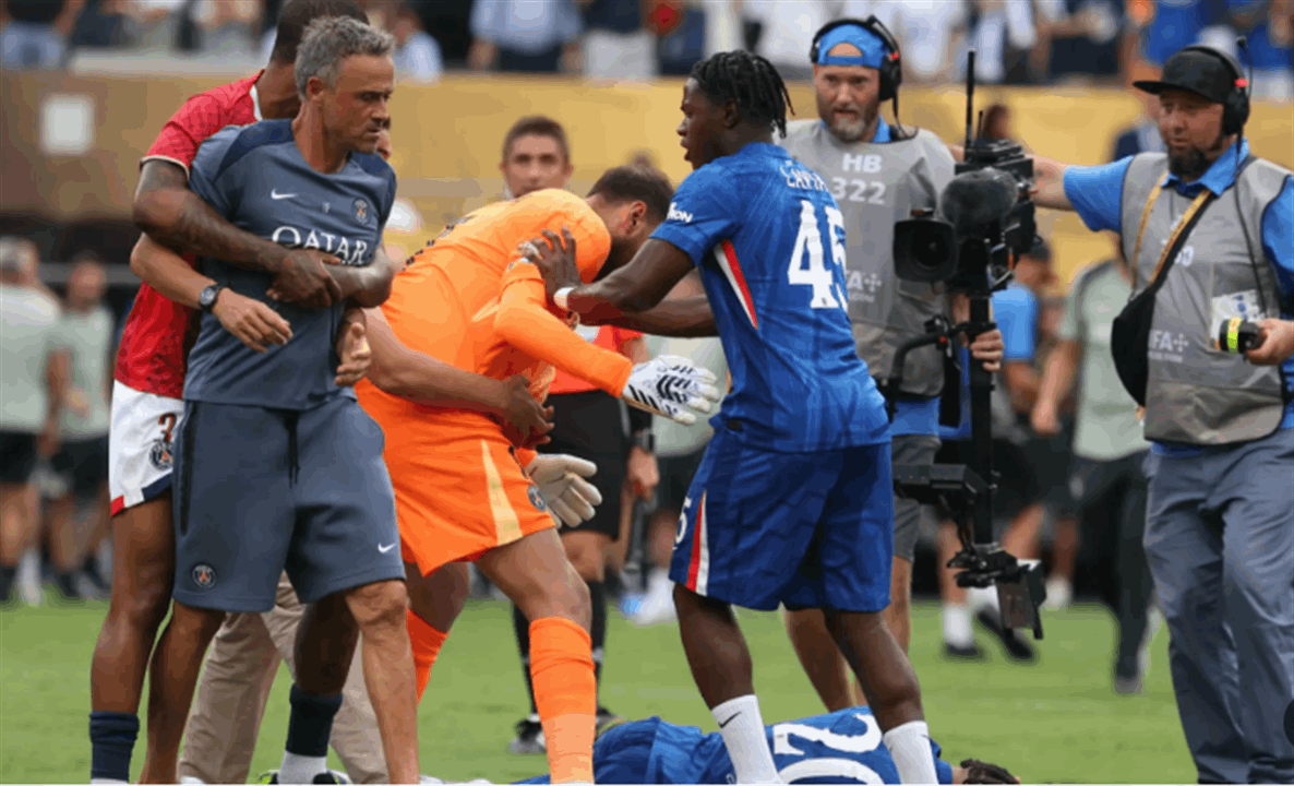 بعد الهزيمة.. مدرب باريس سان جرمان يصفع مهاجم تشلسي! (فيديو) 