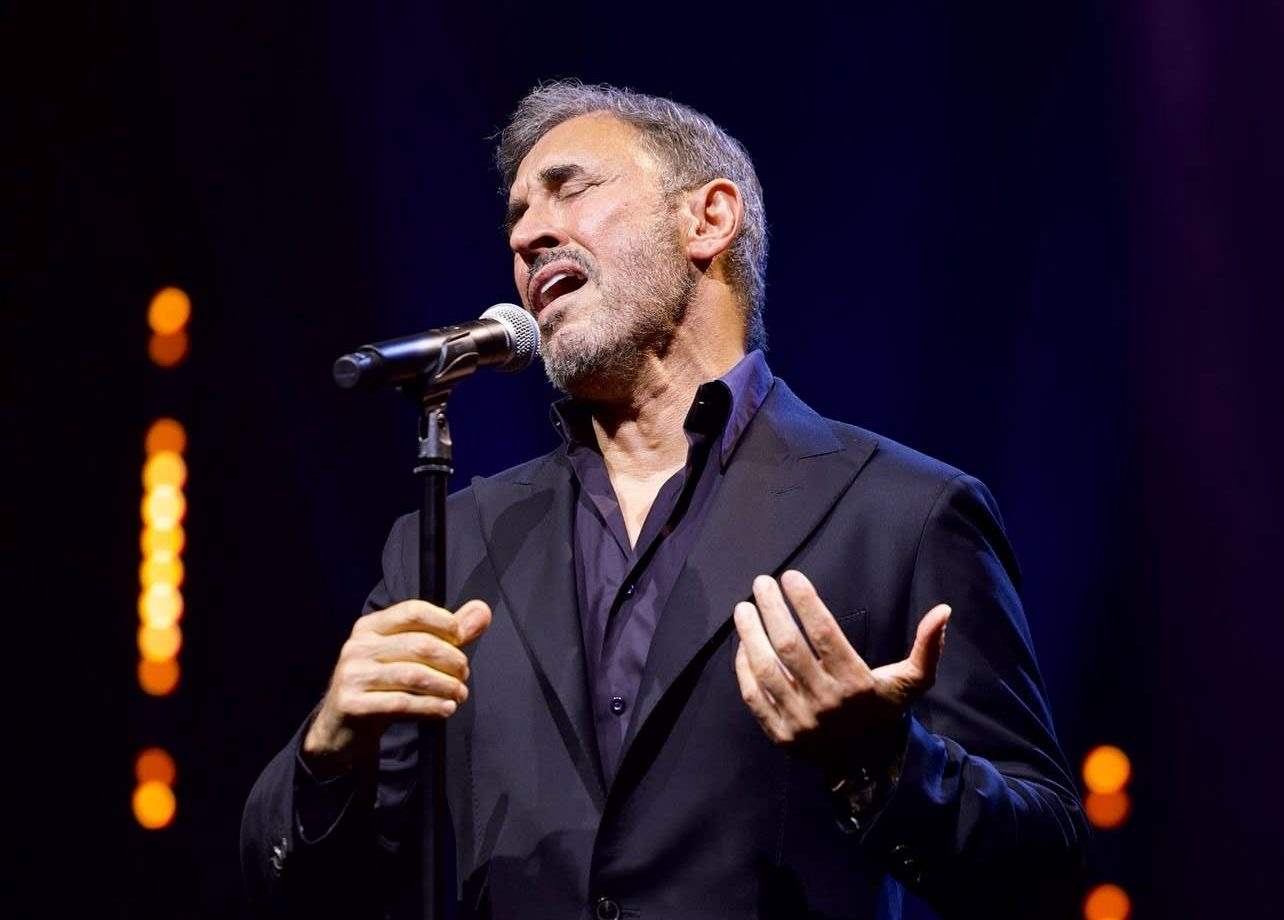 اول ظهور لـ كاظم الساهر بعد شائعة وفاته.. ظهر بلقطة عفوية مع ابنه داخل السيارة