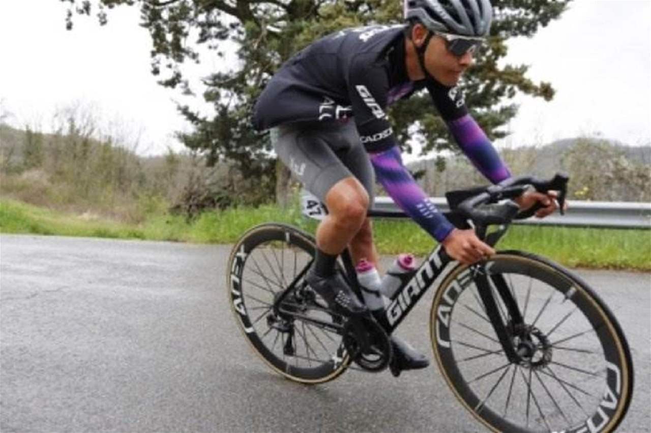 مقتل متسابق ايطالي .. سقطت خوذته واصطدم ببوابة 