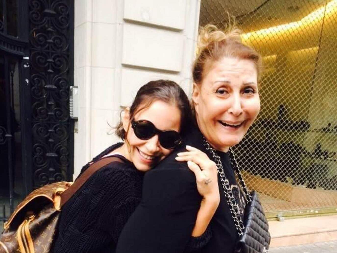 خبر وفاة والدة منة شلبي يتصدر والاخيرة تخرج عن صمتها وتنفعل