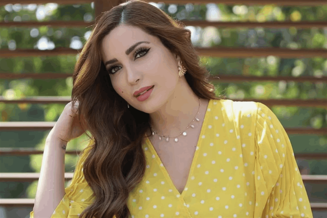 نسرين طافش تفاجئ الجميع وترتدي الحجاب .. اطلت من داخل الحرم المكي والجمهور: شو لابقلك