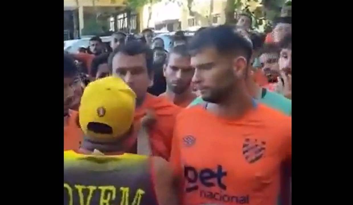 فيديو - جماهير تقتحم مركز التدريب وتعتدي على اللاعبين