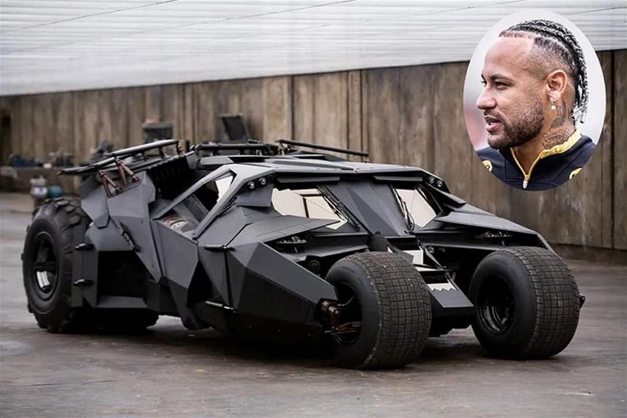نيمار يقتني سيارة باتموبيل النادرة الخاصة بفيلم باتمان