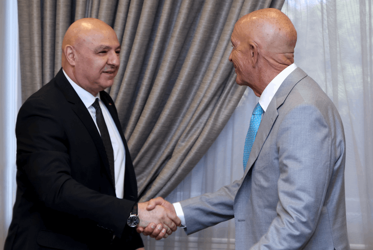 الرئيس عون يسلّم باراك مذكرة الالتزامات اللبنانية