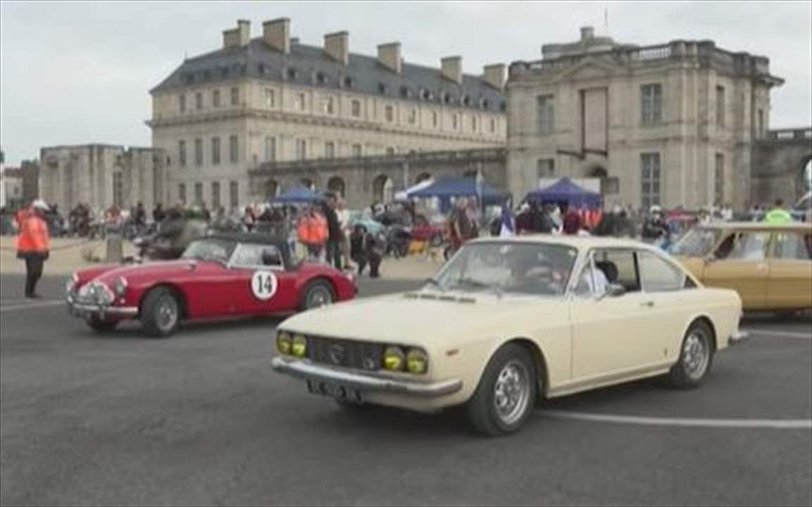 إستعراض الزمن الجميل.. وقت ممتع مع السيارات القديمة