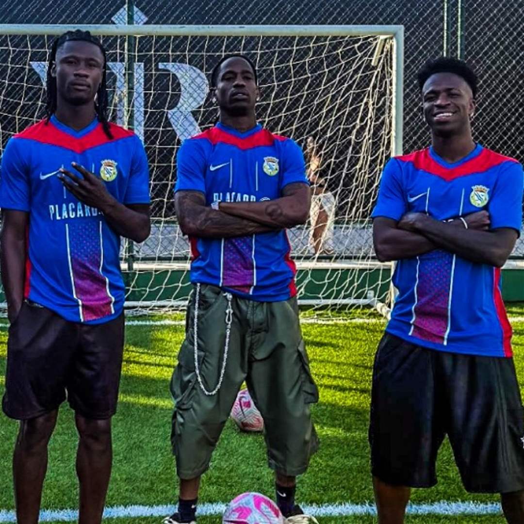 فينيسيوس جونيور وكامافينغا وترافيس سكوت بقميص نادي برتغالي