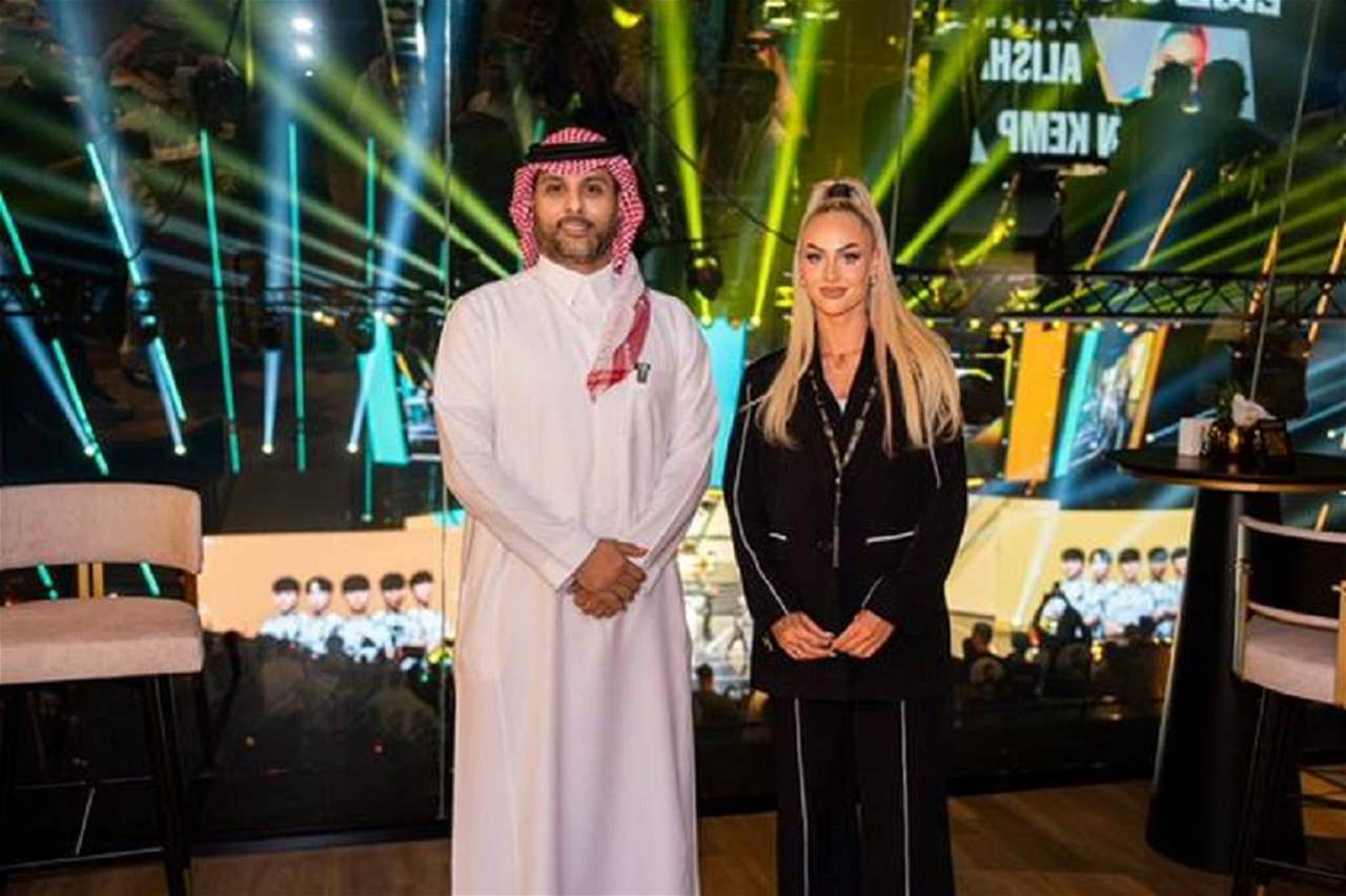 صور - ماذا تفعل جميلة كرة القدم مع ياسر القحطاني؟