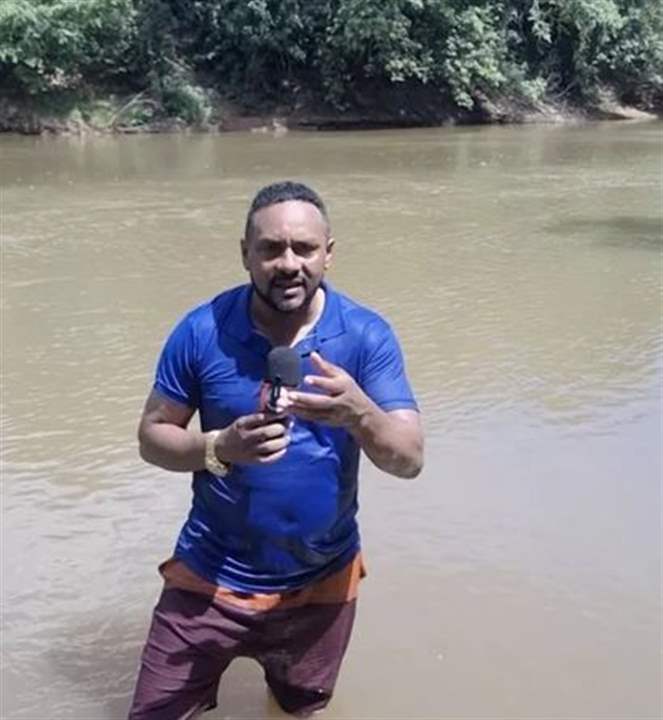 مراسل يعثر على جثة طفلة أثناء البث المباشر (فيديو) 