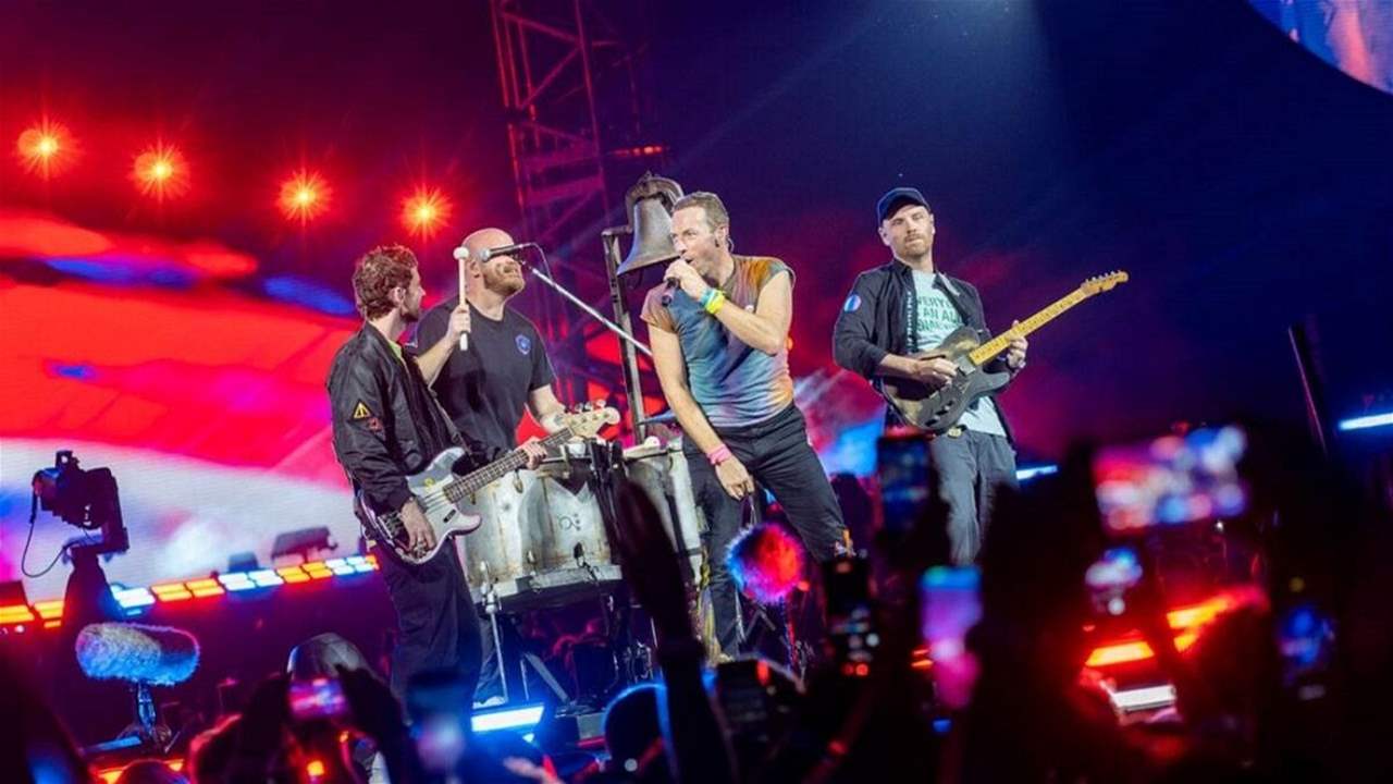 فيديو - ميسي وأنتونيلا على الشاشة العملاقة في حفل كولد بلاي