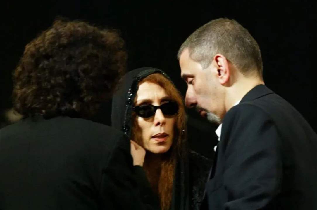  فيروز تتقبل التعازي برحيل نجلها زياد (فيديو)