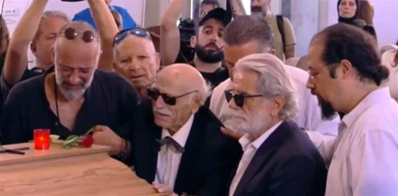 مارسيل خليفة وطلال حيدر عند نعش زياد الرحباني (فيديو) 