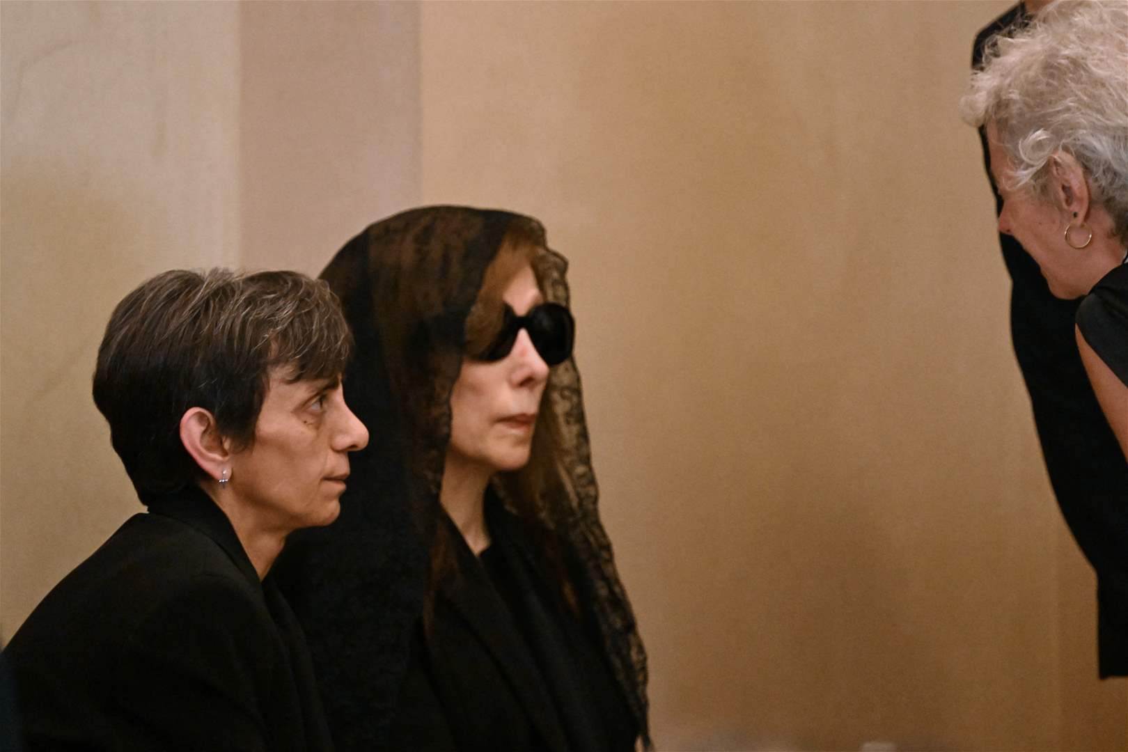 &quot;أنا الأم الحزينة&quot;.. فيروز في وداع زياد (صور) 