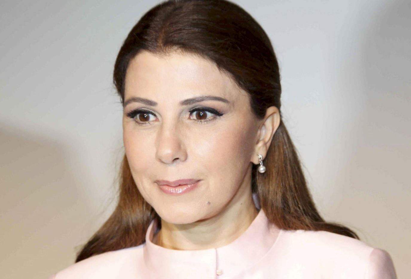 ماجدة الرومي تركع وتقبل يد السيدة فيروز في عزاء زياد الرحباني