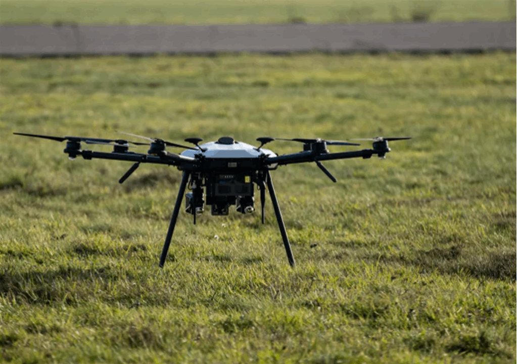 شاب يوثق كيف تلاحقه "درون" إسرائيلية في بلدة كفركلا