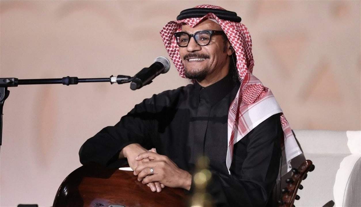 الفنان السعودي رابح صقر يتعرض لوعكة صحية على المسرح ويوقف الحفل