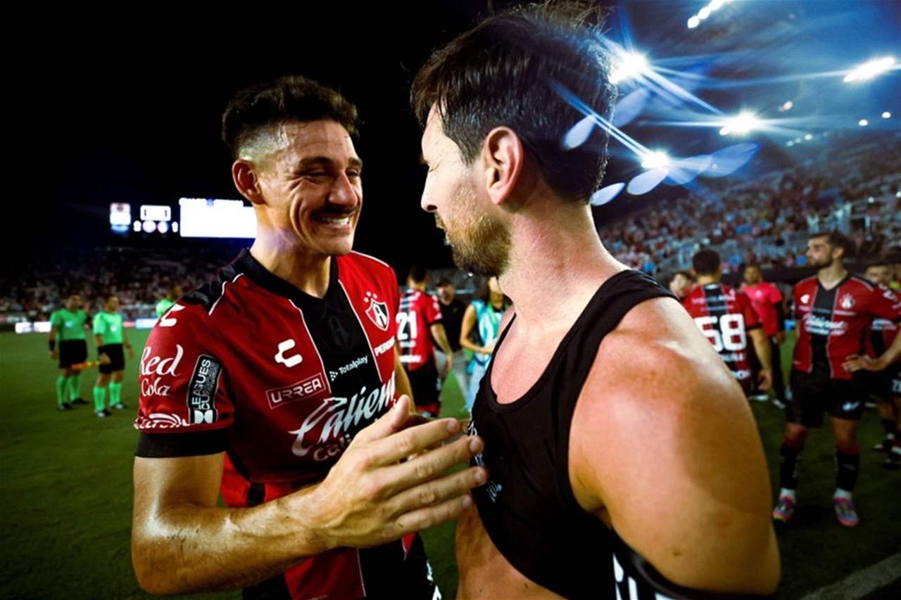 فيديو - مصالحة أنيقة بين ميسي وكوكارو .. إنه الأفضل في التاريخ