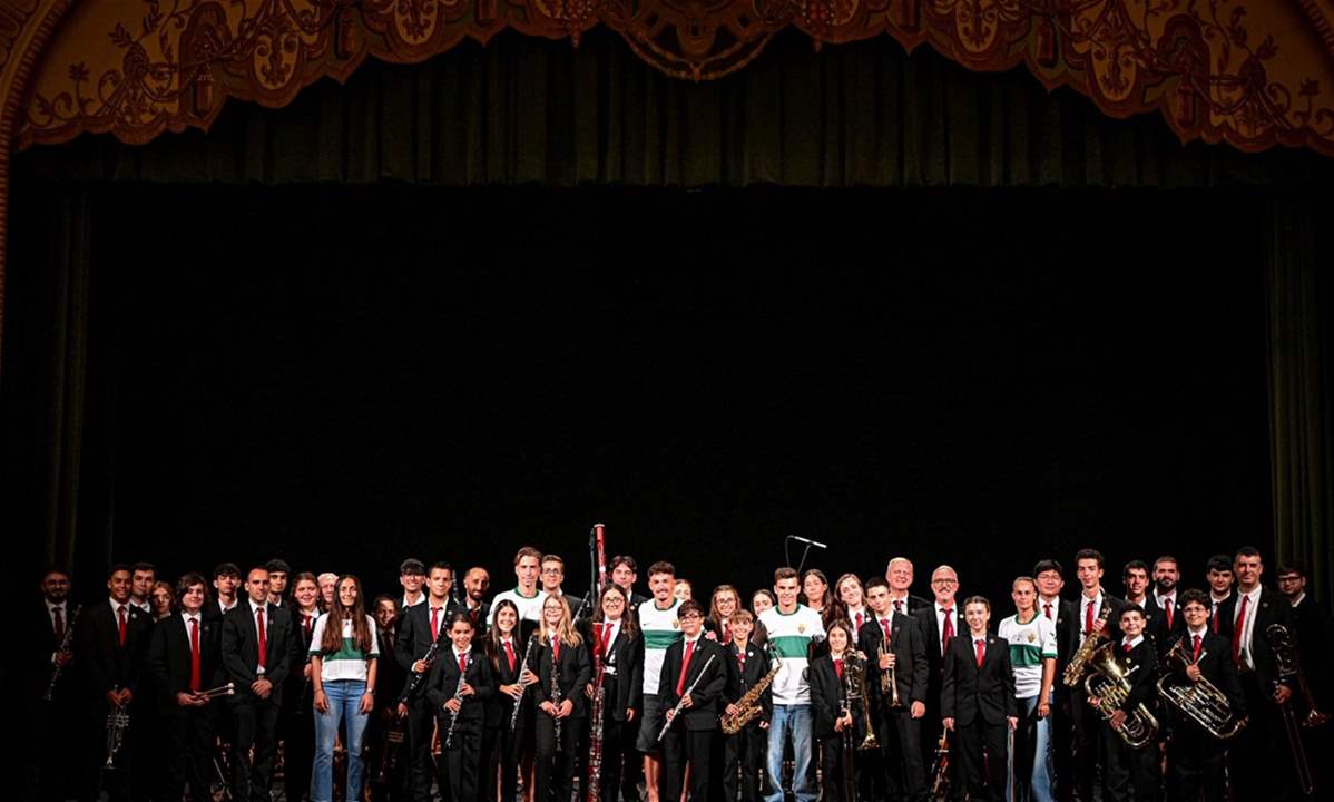 فيديو - فرقة موسيقية وأنغام كلاسيكية تقدم قميص الفريق 