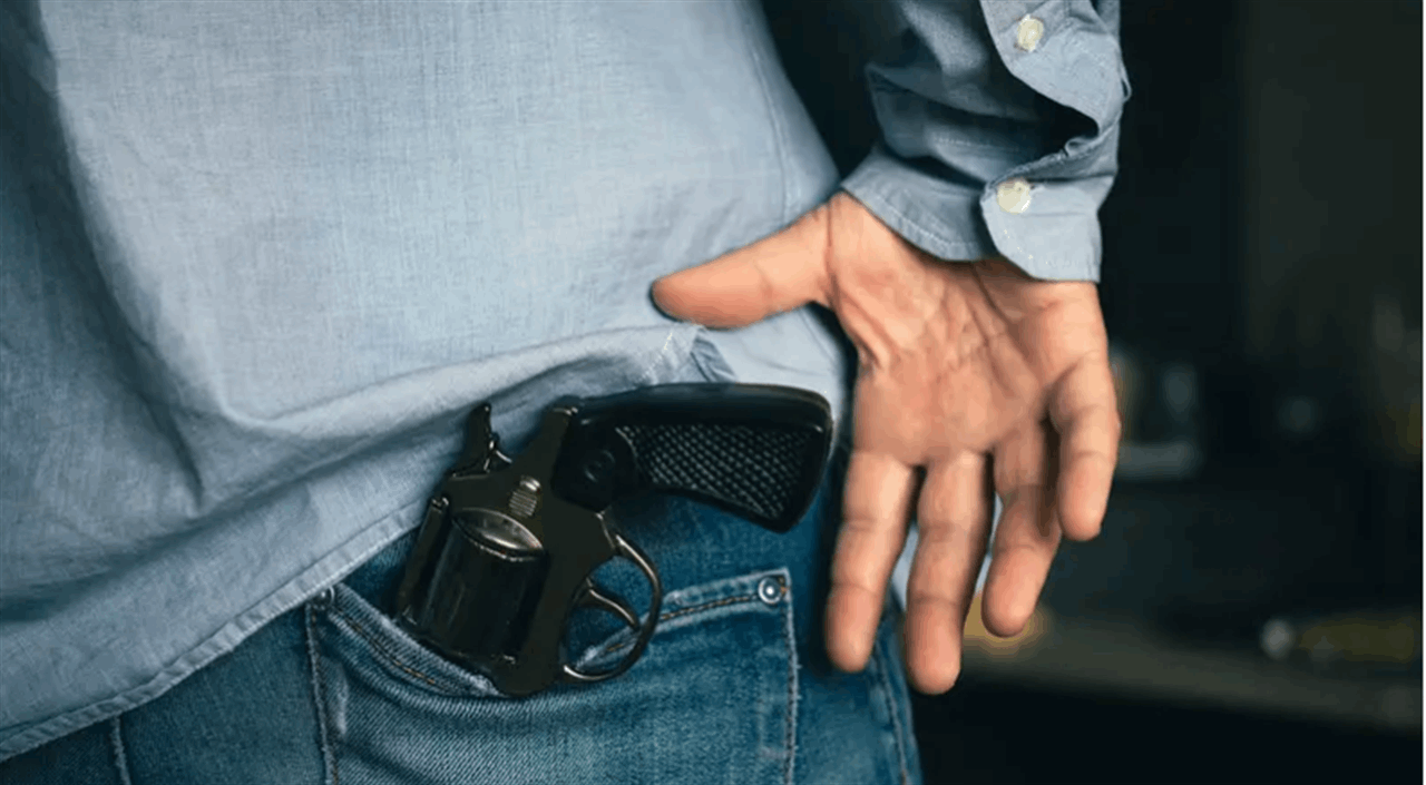 ضابط يقتل عائلته وينتحر