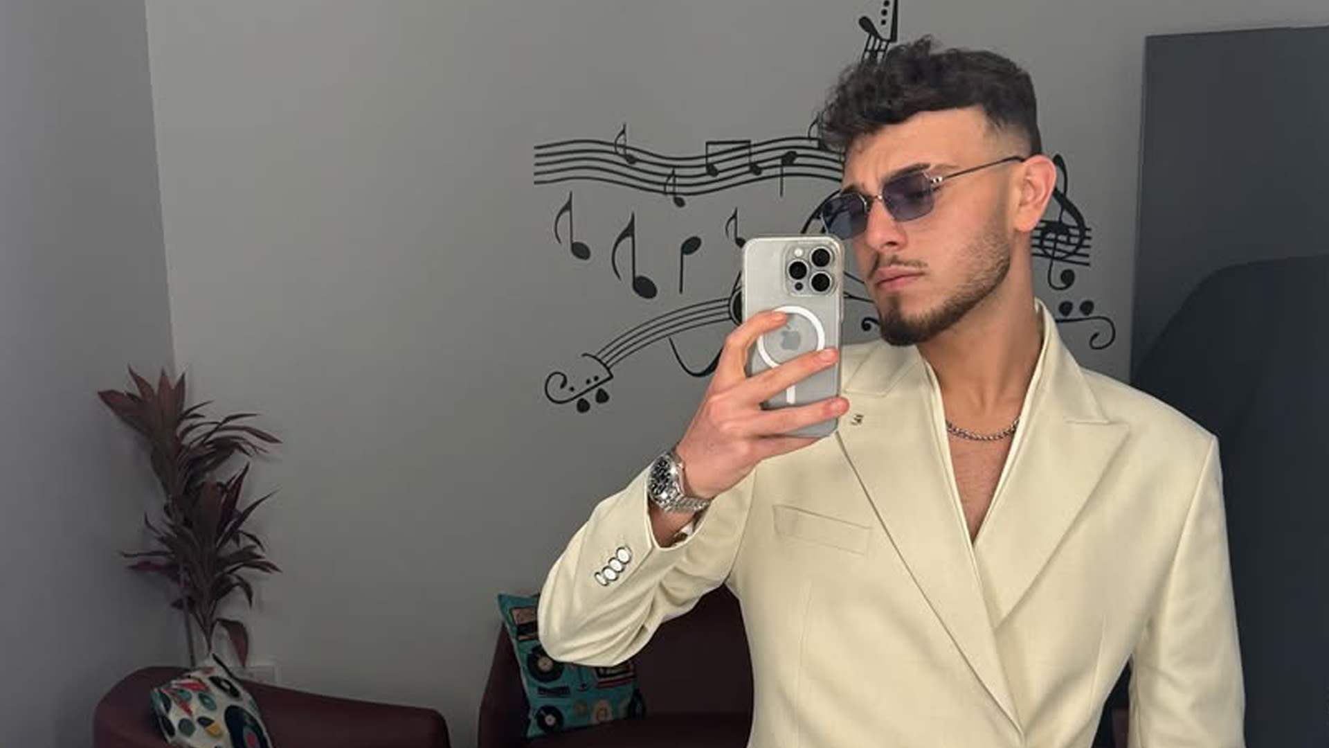 طفلة تتصدر الترند بسبب بكائها في حفل الشامي وهو يعلق: قصة حياتها وطفولتها صعبة