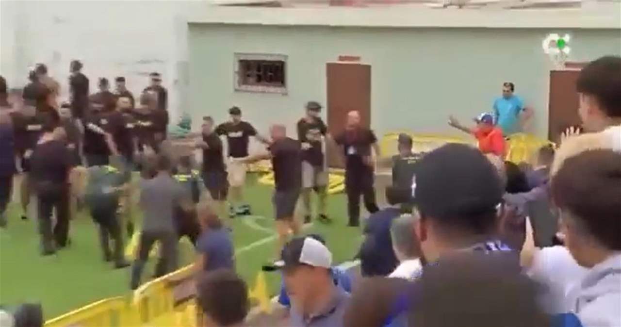 فيديو - اشتباكات عنيفة قبل مباراة ودّية .. والشرطة تتدخّل 