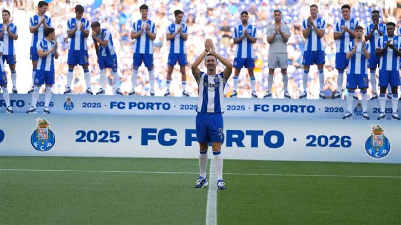 فيديو - صفقة مفاجئة تُكشف أمام الجماهير في الملعب