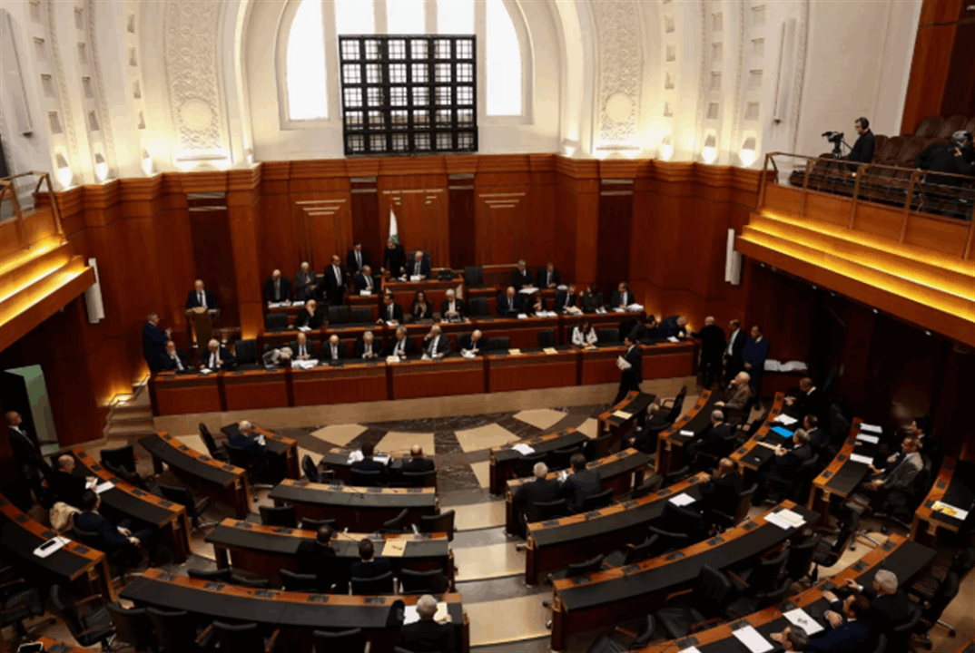 نائب لبناني و ساعة رملية (صورة) 