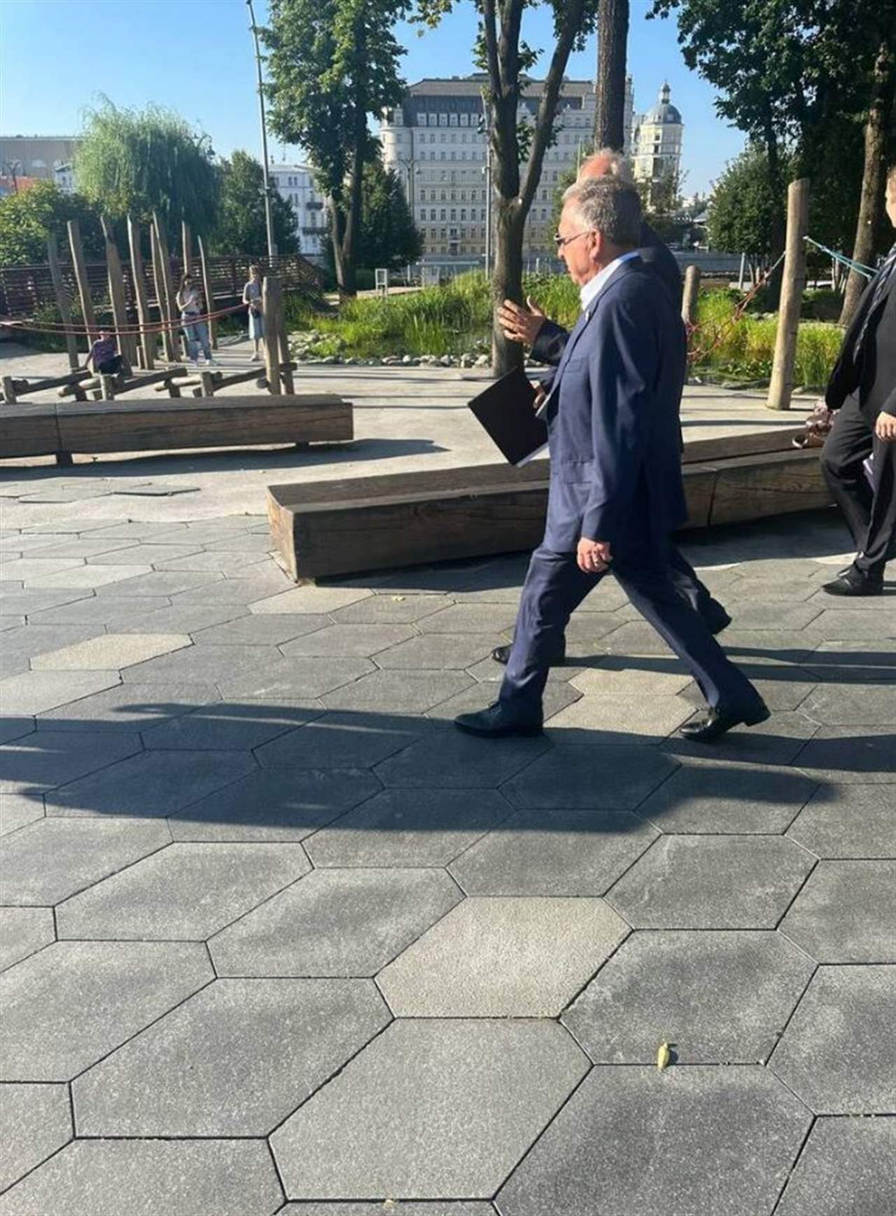 ويتكوف يجول في حديقة قرب الكرملين