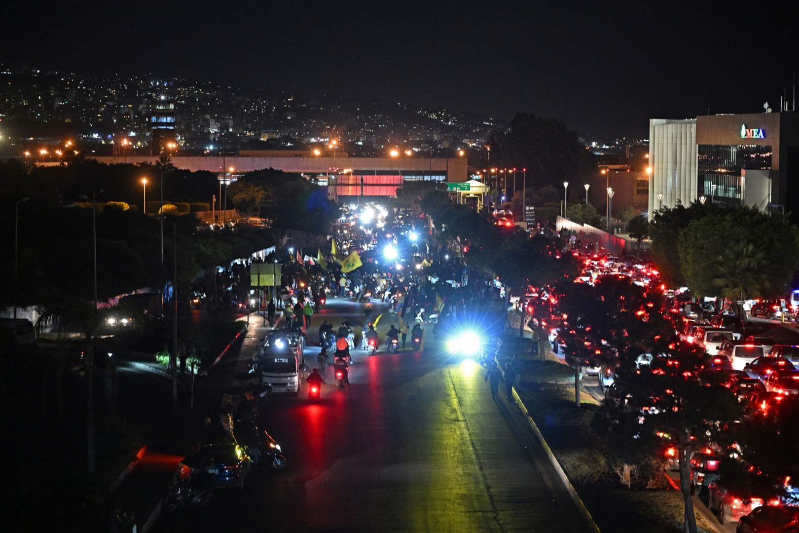 صورة من تظاهرات سابقة لمناصري &quot;حزب الله&quot; على طريق المطار (أرشيف) 