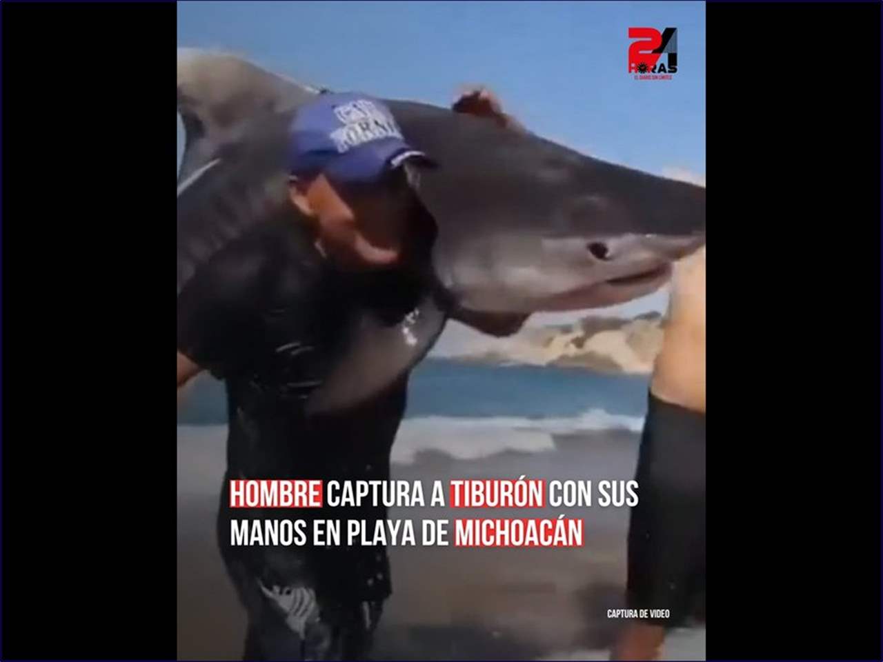 فيديو - الصياد خرج من الماء حاملاً &quot;قرش النمر&quot; على كتفه!