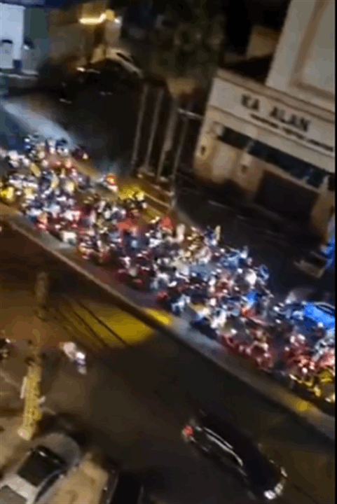 اعتراضاً على قرار الحكومة.. مناصرو حزب الله في الشوارع! (فيديو)