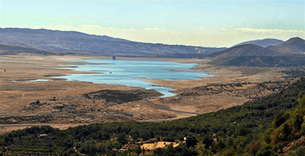 في القرعون.. جفت البحيرة فظهرت القنبلة (بالصورة) 