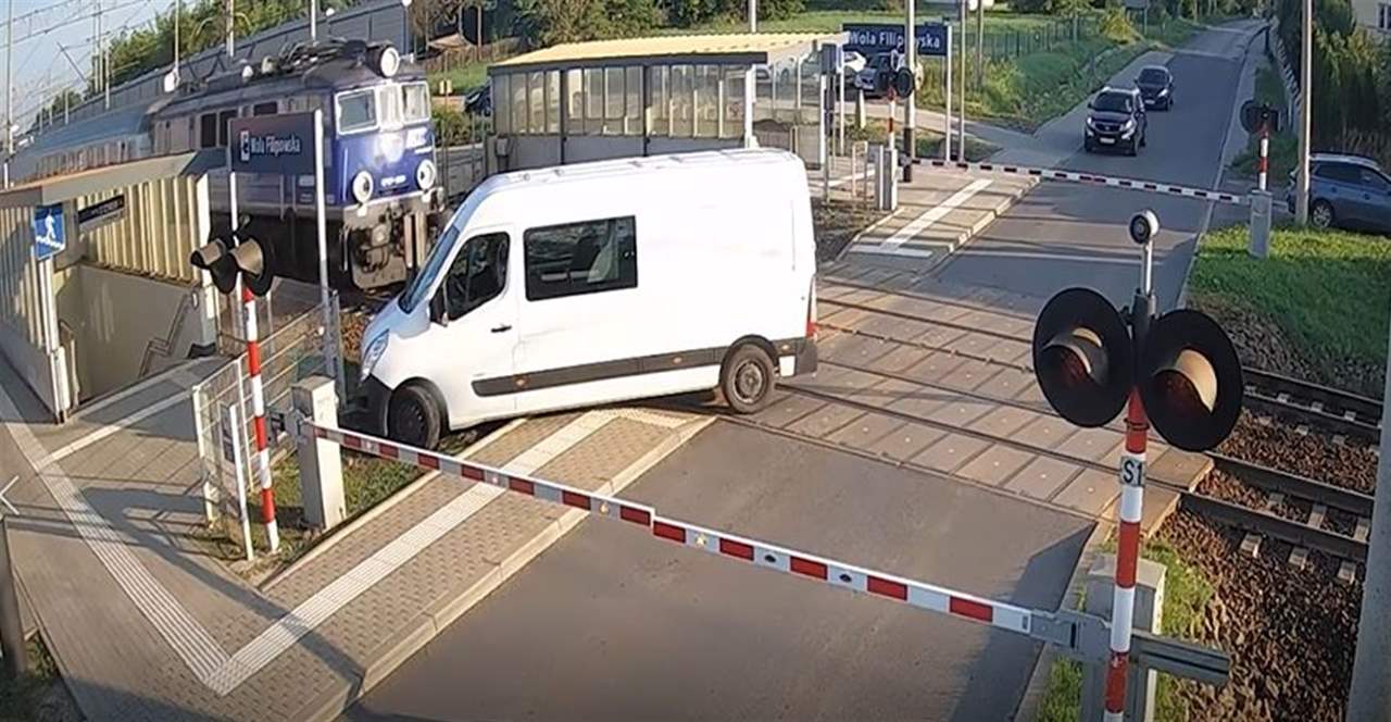 علق بين الحواجز.. فسحقه القطار