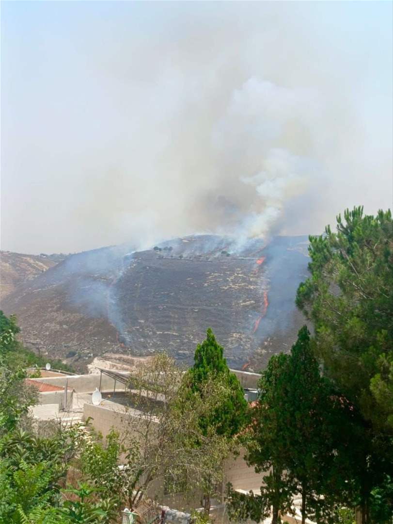 نيران تشتعل جنوبًا وحرارة الطقس تؤججها (صورة)