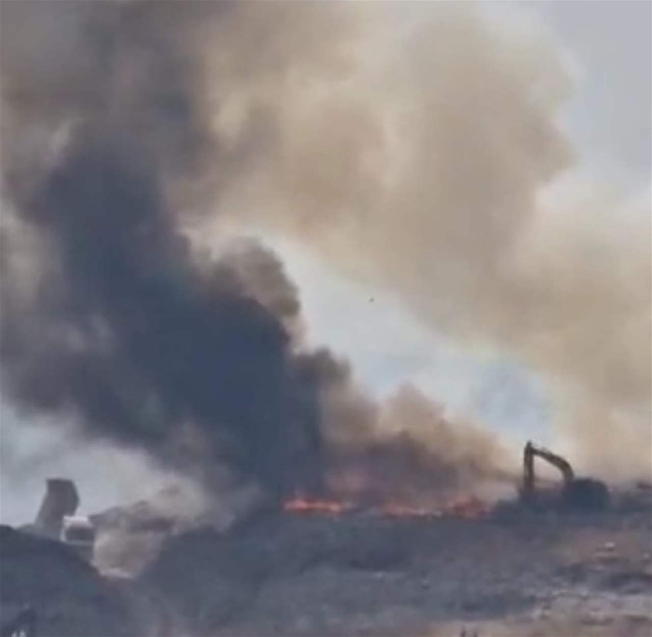 حريق في جبل النفايات في صيدا بجانب معمل الفرز