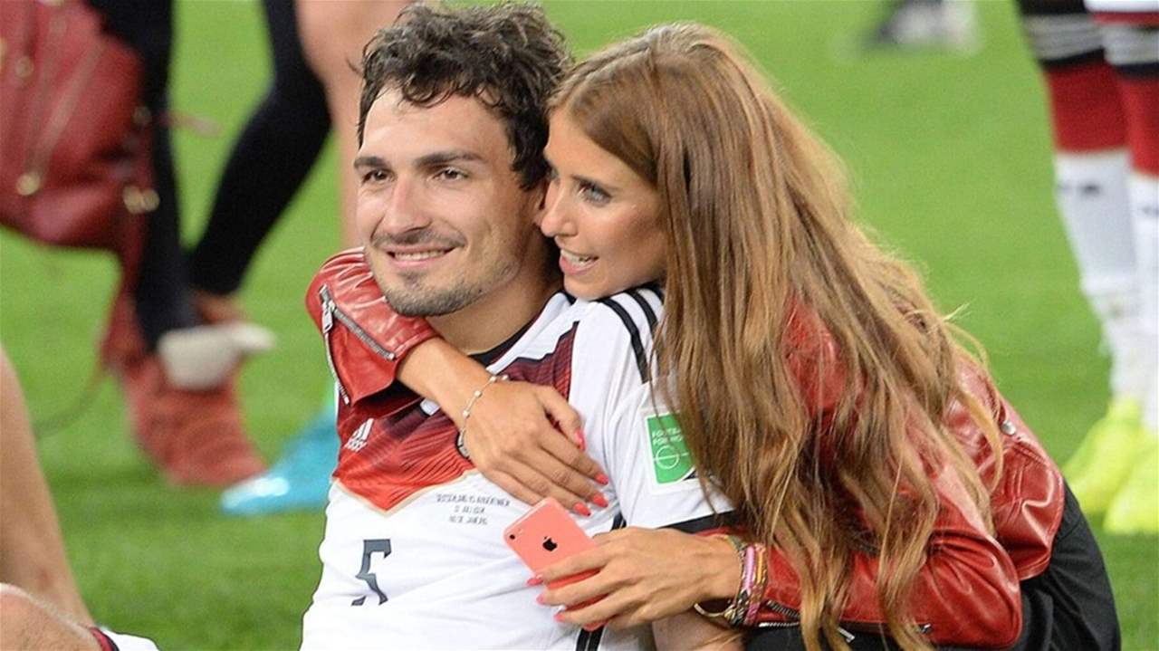 هوملز لم يدعُ ابنه لحضور مباراة الوداع بحضور صديقته الجديدة