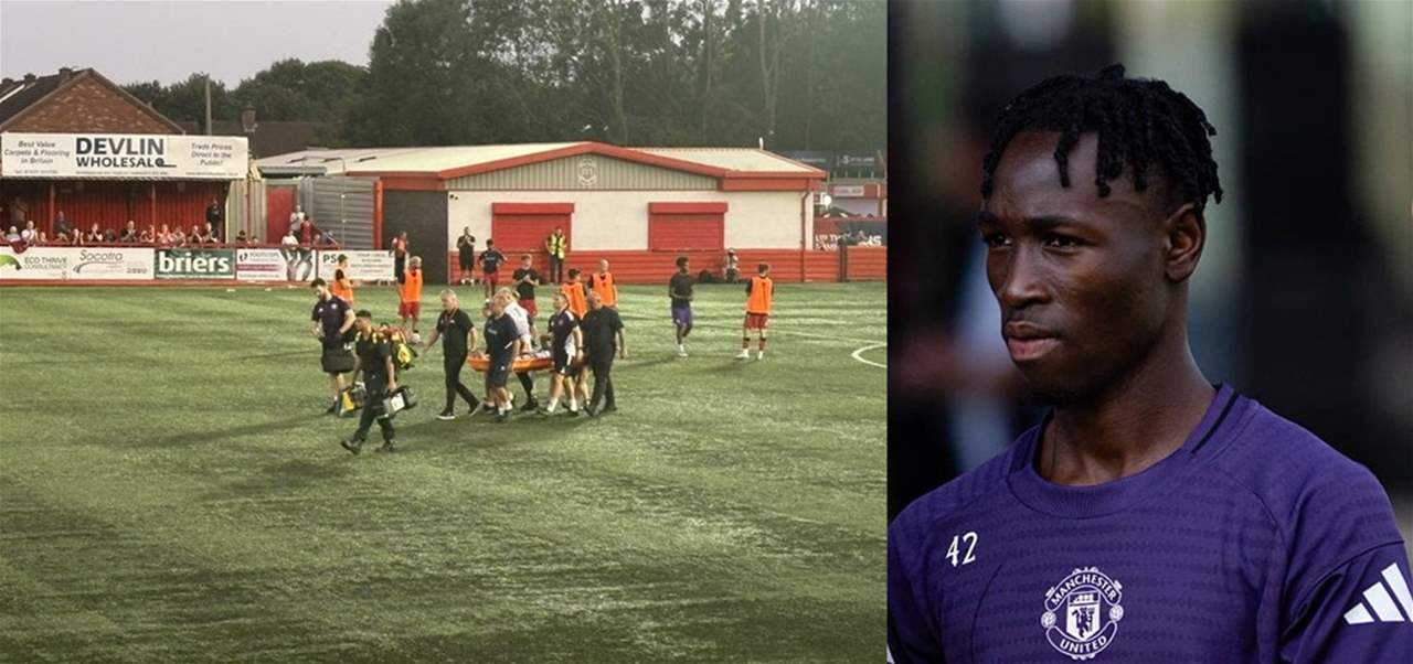 فيديو - إصابة خطيرة تؤدي لتأجيل مباراة مانشستر يونايتد 